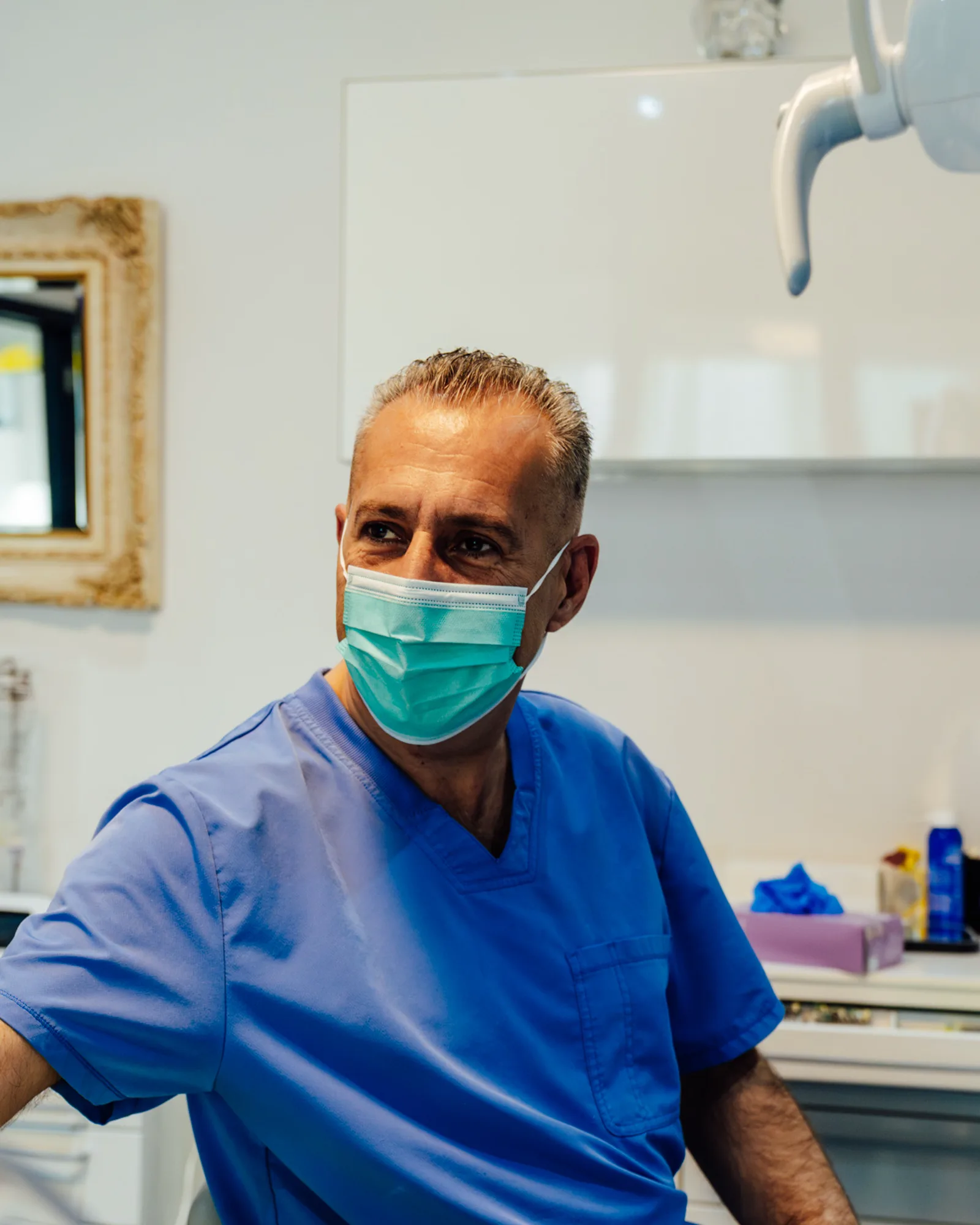 Le Dr Henri Sarmadi dans son cabinet